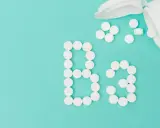 Des pilules blanches forment le "B3" sur fond turquoise. La vitamine B3, c'est quoi ? C'est essentiel pour votre corps.