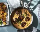 Stekta pannbiffar i krämig sås, serverade med krispiga potatisskivor och broccoli. Ett klassiskt pannbiff recept som passar alla.