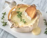 Un camembert coulant, spécialité normandie, servi avec du pain grillé et du thym. Un délice !