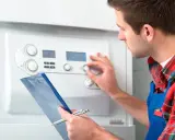 Técnico revisa caldera que no arranca al abrir el grifo. Sostiene portapapeles y ajusta controles.