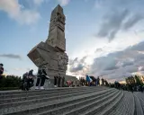 Uroczystość przy Pomniku Obrońców Wybrzeża na Westerplatte w Gdańsku. Warty honorowe, wieńce i zgromadzeni ludzie.