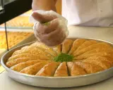 Słodka baklava, co to za przysmak? Warstwy ciasta filo, orzechy i syrop. Posypka z pistacji dodaje uroku.
