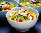 Sałatka z jajkiem, pomidorem, ogórkiem i rukolą, bogata w **błonnik**. Polewana sosem balsamicznym.