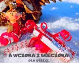 Figurka aniołka siedzi na prezentach w śniegu. A wczora z wieczora, czas na świąteczne niespodzianki dla dzieci.
