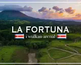 Krajobraz z wulkanem Arenal w La Fortuna, Kostaryka. Słońce zachodzi nad zielonymi wzgórzami i lasami.