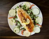 Ryba z ryżem, cytryną, oliwkami i warzywami. Pyszne danie w stylu dieta śródziemnomorska.