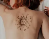 Tatuaż na plecach: słońce otoczone znakami zodiaku. Może symbolizuje ascendent w Lwie, emanujący energią i pewnością siebie.