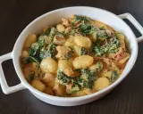 Pyszne gnocchi z kurczakiem w kremowym sosie ze szpinakiem i suszonymi pomidorami.