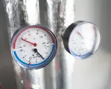 Dwa manometry pokazują ciśnienie w układzie zamkniętym. Jeden mierzy temperaturę w °C, drugi ciśnienie w barach.
