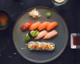 En tallrik med sushi, misosoppa och sojasås. En perfekt måltid för en kväll i sushi stockholm city.