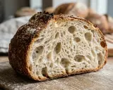 Une mie aérée et une croûte dorée pour ce pain au levain, parfait pour comprendre ce qu'est la farine T65.