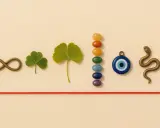 Symbole énergie spirituelle : un signe infini, un trèfle, une feuille de ginkgo, des pierres de chakra, un œil bleu et un serpent.