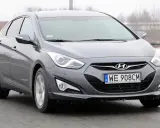 Szary Hyundai i40 1.7 CRDi na drodze. Wady tego modelu mogą dotyczyć np. wyciszenia lub zawieszenia.