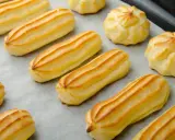 Des éclairs et des choux dorés, prêts à être garnir. La pâte à choux est prête pour une gourmandise.