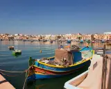 Färggranna fiskebåtar i hamnen, en dröm om att flytta till Malta.