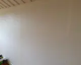 När man ska tapetsera trapphus är det viktigt med ett bra underarbete. Här syns en vägg som är redo för tapetsering.