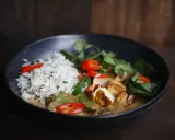 Ein köstliches Curry-Rezept mit Reis, gebratenem Tofu, grünen Bohnen und frischem Koriander.