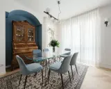 Un soggiorno classico con un mobile antico e un tavolo in vetro. I colori delle pareti, un blu intenso, creano un'atmosfera elegante.