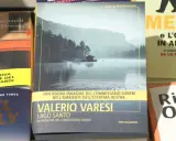 Copertina del libro "Lago Santo" di Valerio Varesi, una nuova indagine del commissario Soneri. Cronologia di gialli.
