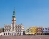Zamość miasto idealne: Ratusz i kolorowe kamienice na Rynku Wielkim. Słoneczny dzień, błękitne niebo.