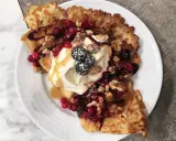 Frasiga pannkakor toppade med vispgrädde, bär, nötter och sirap. En härlig frukost eller dessert.