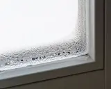 Krople wody na zaparowanym oknie. Szukasz domowych sposobów na zaparowane okna w domu?