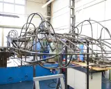 Gerüst eines Fahrzeugs, das an den **Mercedes Benz T 80** erinnert, in einer Werkstatt.