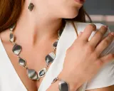 Elegancka biżuteria z krzemienia pasiastego, podkreślająca naturalne piękno. Krzemień pasiasty właściwości kamienia dodają mu wyjątkowego uroku.