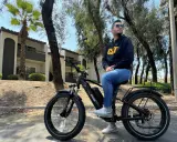 Mężczyzna na rowerze elektrycznym, gotowy do jazdy. Dowiedz się, jak uruchomić rower elektryczny i ciesz się jazdą!
