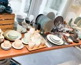 Vielfältiges Gastronomiegeschirr aus Keramik und Glas, darunter Teller, Schüsseln, Tassen und Gläser.