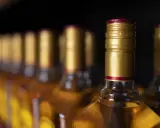 Rząd butelek z alkoholem, idealny do sprawdzenia, ile alkoholu można wwieźć do Turcji.