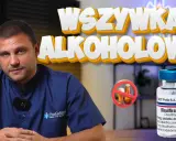 Lekarz w granatowej koszuli prezentuje Disulfiram WZF, który jest formą zastrzyku antyalkoholowego.