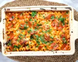 Herzhafter Nudelauflauf mit Pepperoni und Käse, perfekt zum auflauf einfrieren für später. Frisch mit Petersilie garniert.