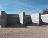 Mur oporowy z bloczków betonowych tworzy zarys przyszłej konstrukcji.
