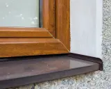 Drewniany parapet zewnętrzny okna, gotowy do renowacji. Zobacz, jak odnowić parapet zewnętrzny, by wyglądał jak nowy.