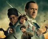 Il poster di "The King's Man - Le Origini" mostra un gruppo di personaggi determinati, tra cui Ralph Fiennes con una spada, pronti a combattere.
