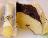 Pyszna babka gotowana z przepisu na ciasto dwukolorowe, polana lukrem.