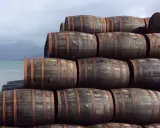 Holzfässer am Meer, bereit, den Reifeprozess von was ist whisky zu beginnen.