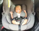 Bebé dormido en su silla de coche, un paso clave para como acostumbrar a un bebé al coche y viajar seguros.