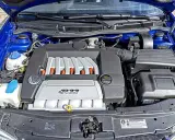 Silnik VR6 R32 w niebieskim aucie.