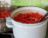 Gotujące się truskawki w garnku, przygotowywane z dodatkiem pektyny, co to jest? To naturalny zagęstnik do dżemów.