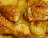 Pollo asado con patatas y cebolla, una de las mejores recetas con pollo.