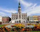 Kolorowe kamienice i Ratusz na Rynku Wielkim w Zamościu. Zamość atrakcje zachwycają o każdej porze roku.