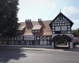 Zabytkowa kamienica w Żaganiu, z charakterystyczną architekturą szachulcową, to jedna z atrakcji miasta.
