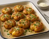 Krispiga, gyllene smashed potatoes med persilja och parmesan. Ett perfekt recept för ugnsrostade potatisar som passar till det mesta.