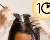 Guida per imparare come fare la tinta da sola a casa. Mani con guanti applicano la tinta sui capelli. Cerchio giallo con numero 10.