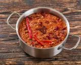 Garnki z chili con carne, z fasolą, mielonym mięsem i papryczkami chili. Idealne przyprawy do chili con carne to sekret smaku.