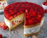 Saftige Erdbeertorte mit viel frischen Früchten und Sahne. Ein köstliches Erdbeertorte Rezept für jeden Anlass.