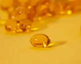 Cápsulas de aceite de pescado, destacando los omega 3 beneficios y contraindicaciones.