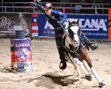 Reiterin im schnellen Galopp um eine Tonne beim Americana Friedrichshafen.